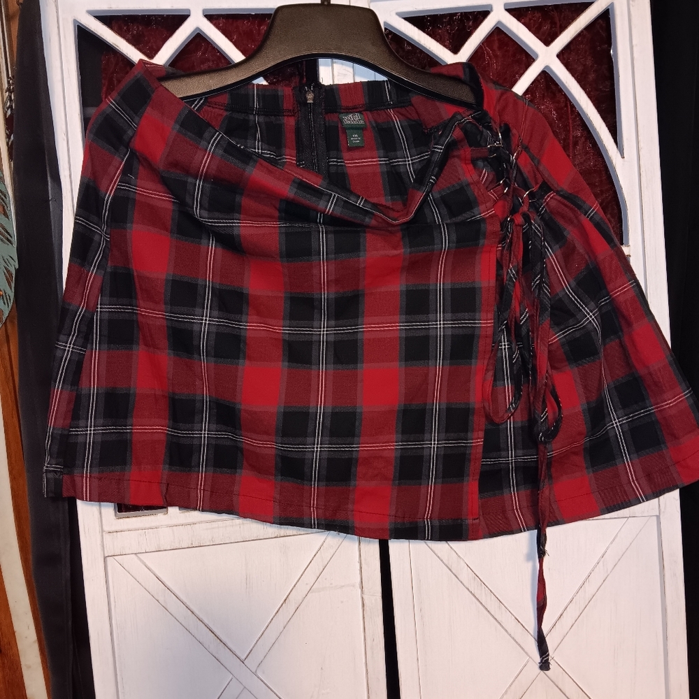 Tied up plaid skirt